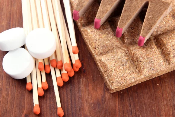 Anzünder, Streichhölzer und Anzündepaste